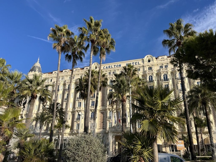 Le Carlton Cannes, un hotel iconique d'une Croisette rendue célèbre par le festival du film (@PB) Le Carlton Cannes, un hotel iconique d'une Croisette rendue célèbre par le festival du film (@PB)