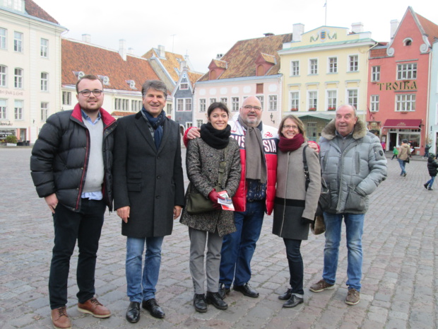 L'équipe Salaün Holidays sur la place de l'Hôtel de Ville de Tallin. De gauche à droite, Hugo Salaün, Stéphane Le Pennec directeur général, Jackie Lepage responsable du service Editions, Michel Salaün président, Olga Trineeva responsable de Pouchkine Tours et Jean Lallouet chargé de mission et communication.