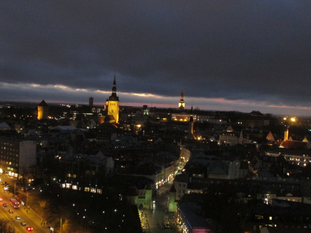 Tallin la nuit vue du musée du KGB au 23e étage de l'hôtel Viru.
