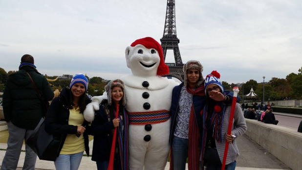 Bonhomme Carnaval à la rencontre du public au Trocadéro à Paris - Photo Carnaval de Québec Bonhomme Carnaval à la rencontre du public au Trocadéro à Paris - Photo Carnaval de Québec