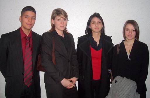 Les semi finalistes : Amir, Fleur (lauréate), Sylvia et Marion (cliquer pour agrandir) Les semi finalistes : Amir, Fleur (lauréate), Sylvia et Marion (cliquer pour agrandir)