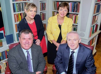 Au premier plan, de gauche à droite : Jim Brown, Directeur Général ETS ; Brian McColgan, Président du Groupe Abbey. Au second plan, de gauche à droite: Marina Finn, co-directrice du Groupe Abbey, Jane Magnier, co-directrice du Groupe Abbey - Photo DR