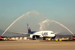 Le Boeing B787 de LAN Airlines accueilli par les traditionnels jets d'eau à Milan - Photo : LAN Airlines