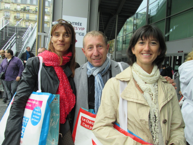Serge Charpenay, un secrétaire de CE heureux entouré par deux de ses collègues lors du dernier SalonsCE de Paris.
