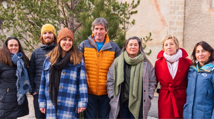 De gauche à droite : Halima Boudjahfa, Responsable Administrative et Comptable ; Maxence Clémençon, Responsable Animations ; Cynthia Rezgui, Chargée de communication et Attachée de presse ; Jean-Marie Jourdan, Président ; Sophie Isnard, Responsable Accueil & Qualité ; Catherine Jolibert, Directrice ; Juliette Bisiaux, Responsable Marketing et Communication - Photo : Office du Tourisme du Pays des Écrins De gauche à droite : Halima Boudjahfa, Responsable Administrative et Comptable ; Maxence Clémençon, Responsable Animations ; Cynthia Rezgui, Chargée de communication et Attachée de presse ; Jean-Marie Jourdan, Président ; Sophie Isnard, Responsable Accueil & Qualité ; Catherine Jolibert, Directrice ; Juliette Bisiaux, Responsable Marketing et Communication - Photo : Office du Tourisme du Pays des Écrins