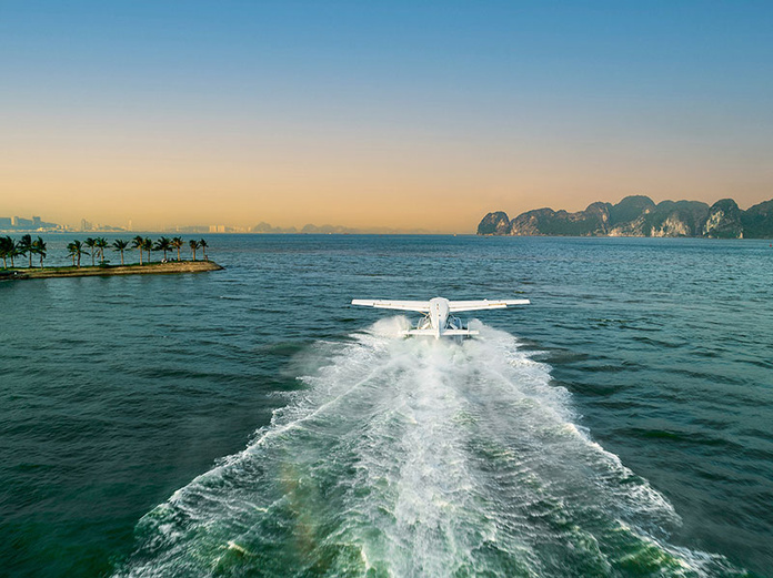 Survol et atterrissage dans la baie d’Halong en hydravion © Hai Au Aviation Survol et atterrissage dans la baie d’Halong en hydravion © Hai Au Aviation