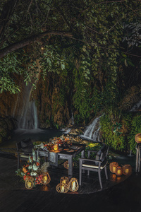 Dîner romantique au bord de la cascade © Avana Retreat Dîner romantique au bord de la cascade © Avana Retreat