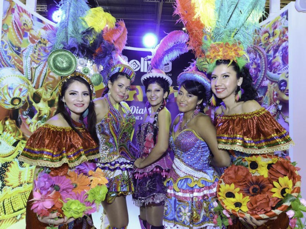 Les danseuses très colorées du stand bolivien. DR-WTM