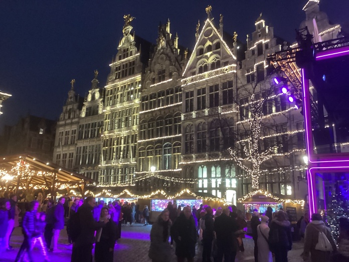 Immeubles à pignon autour de la Grand-Place - Photo J.-P.C. Immeubles à pignon autour de la Grand-Place - Photo J.-P.C.