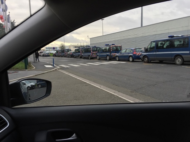 Les gendarmes perquisitionnent les locaux de Servair à Roissy-Charles de Gaulle - Photo : Franck Bonnot