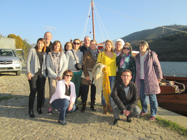 Avant de de monter sur un bateau « rabelo »,  Davina Bulot directrice ventes et marketing des Six Senses Hotels & Resorts pour la France, la Belgique et la Suisse, Kalliopi Karaoulanis (American Express Rueil Malmaison), Pierre Tortochot (Liaisons Mondiales Paris), Chantal Valverde Colonna (Thomas Cook Voyages Cannes), Christophe Vasseur (Cap 5 Voyages Marcq-en-Baroeuil, Yann Maguerot (Kuoni Univairmer Lyon), Joëlle Deleplace Gaux (Kuoni Univairmer Lille), Marie-France Le Bozec Le Blevennec (Kuoni Réservation Emotions), Colette Poupée (Kuoni Malesherbes), Sandra Rodrigues Vieira (Kuoni Production Emotions), Emmanuel Reviron (TAP), Mafalda de Bragança directrice des ventes du Six Senses Douro Valley. Photo MS; Avant de de monter sur un bateau « rabelo »,  Davina Bulot directrice ventes et marketing des Six Senses Hotels & Resorts pour la France, la Belgique et la Suisse, Kalliopi Karaoulanis (American Express Rueil Malmaison), Pierre Tortochot (Liaisons Mondiales Paris), Chantal Valverde Colonna (Thomas Cook Voyages Cannes), Christophe Vasseur (Cap 5 Voyages Marcq-en-Baroeuil, Yann Maguerot (Kuoni Univairmer Lyon), Joëlle Deleplace Gaux (Kuoni Univairmer Lille), Marie-France Le Bozec Le Blevennec (Kuoni Réservation Emotions), Colette Poupée (Kuoni Malesherbes), Sandra Rodrigues Vieira (Kuoni Production Emotions), Emmanuel Reviron (TAP), Mafalda de Bragança directrice des ventes du Six Senses Douro Valley. Photo MS;