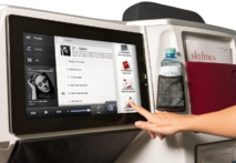 L’écran tactile est très grand (38 cm), une sorte de mini home cinéma en vol - © Austrian Airlines Group