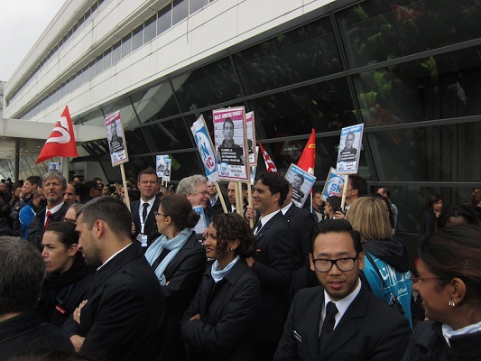 Les salariés d'Air France manifesteront à nouveau devant le siège de la compagnie à Roissy le 3 décembre 2015 - Photo : L.A.C.
