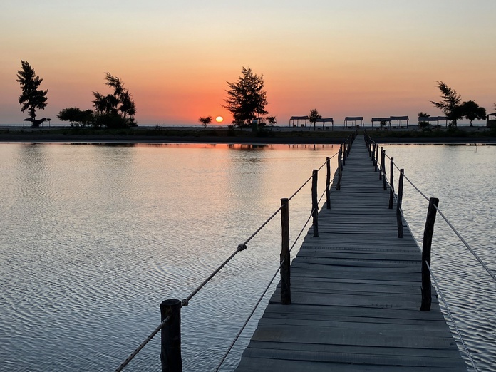 Un ponton traverse la lagune et conduit à la plage. (c).T.Beaurepère Un ponton traverse la lagune et conduit à la plage. (c).T.Beaurepère