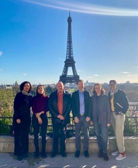 La nouvelle équipe du Skål International Paris devant la Tour Eiffel. Au centre Laurent Queige en chemise bleue - Photo SKAL La nouvelle équipe du Skål International Paris devant la Tour Eiffel. Au centre Laurent Queige en chemise bleue - Photo SKAL