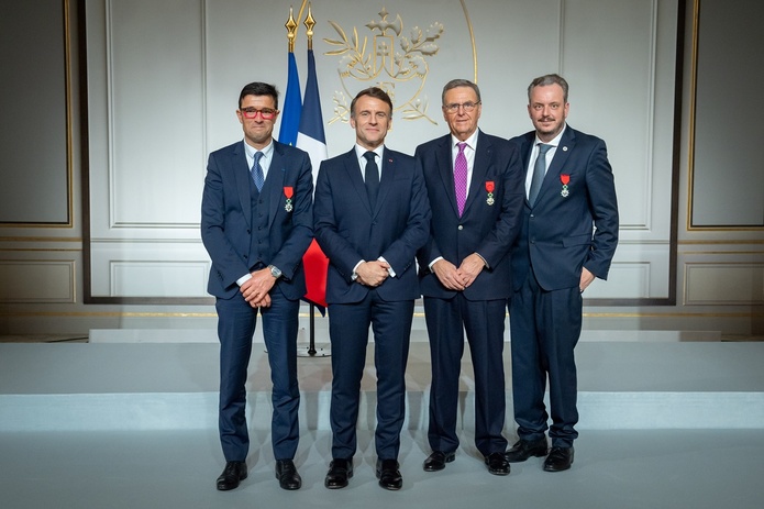 Légion d'Honneur : Roland et Michael Mack d'Europa-Park distingués à l'Elysée par Emmanuel Macron - Laurent Blevennec / Présidence de la République France Légion d'Honneur : Roland et Michael Mack d'Europa-Park distingués à l'Elysée par Emmanuel Macron - Laurent Blevennec / Présidence de la République France