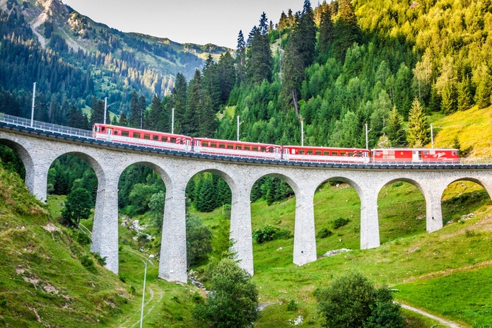 A bord d’un train de luxe ou en train régulier, le voyage en train séduit de plus en plus les voyageurs. Le déplacement devient alors en voyage en soi.  @depositphoto/perszing1982 A bord d’un train de luxe ou en train régulier, le voyage en train séduit de plus en plus les voyageurs. Le déplacement devient alors en voyage en soi.  @depositphoto/perszing1982