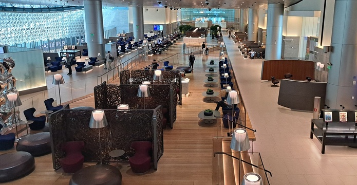 Dans le salon Al Maha, plusieurs zones sont aménagées pour répondre aux besoins des voyageurs : espaces de travail, coins repos ou encore salons privés - Photo Xavier Petit Dans le salon Al Maha, plusieurs zones sont aménagées pour répondre aux besoins des voyageurs : espaces de travail, coins repos ou encore salons privés - Photo Xavier Petit