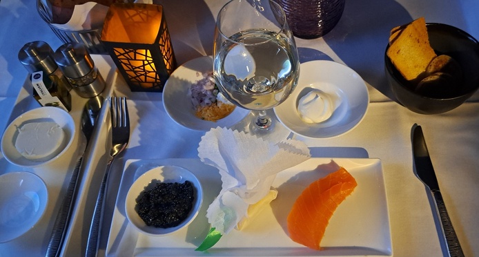 A bord de la Qsuite, les passagers ont la possibilité de savourer du caviar Oscietre - Photo Xavier Petit A bord de la Qsuite, les passagers ont la possibilité de savourer du caviar Oscietre - Photo Xavier Petit