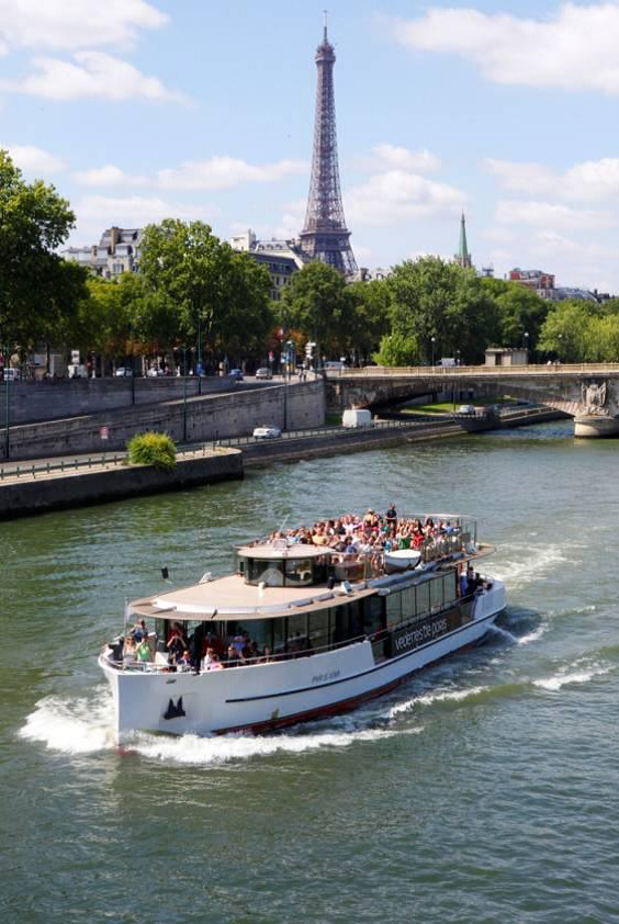 Réservé aux groupes : Vedettes de Paris fait découvrir la capitale en bateau, à pied ou en 2 CV !