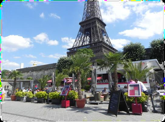 Au pied de la Tour Eiffel, un ponton et un quai  avec restaurant, terrasse, salon de réception.