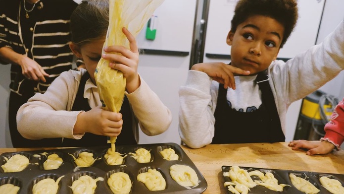 Parmi les activités proposées aux enfants, la confection des fameuses madeleines (©Hôtel du Couvent) Parmi les activités proposées aux enfants, la confection des fameuses madeleines (©Hôtel du Couvent)