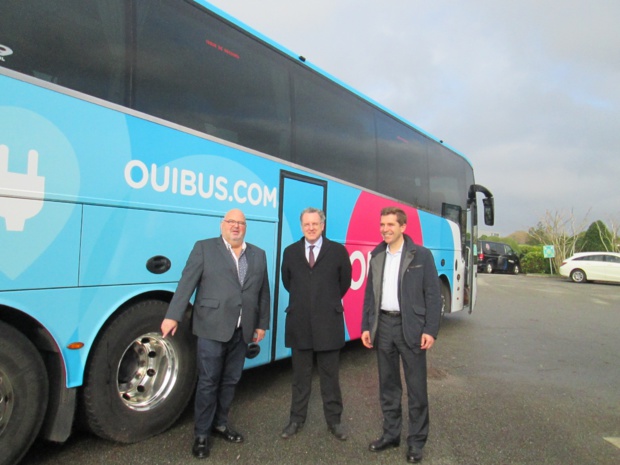 Au siège de Salaün Holidays  à Châteaulun (Finistère). Michel Salaün avec  Richard Ferrand député du Finistère (au centre) et, venu de Paris,  Roland de Barbentane directeur général de Ouibus. Photo MS.