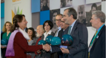 Lionle Guérin, président de Hop! a reçu le certificat de reconnaissance des mains de Ségolène Roayl, ministre de l'Ecologie - Photo : Hop! Lionle Guérin, président de Hop! a reçu le certificat de reconnaissance des mains de Ségolène Roayl, ministre de l'Ecologie - Photo : Hop!