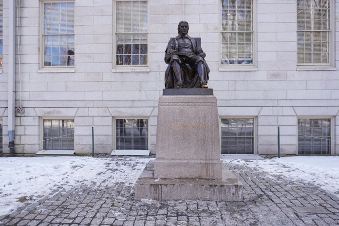 Sur le campus de l'université, la statue de John Harvard - Photo : C.Hardin Sur le campus de l'université, la statue de John Harvard - Photo : C.Hardin