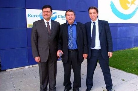 Ph. Sala, (centre) entouré de Sylvain AMMAR (New Axis) et Ruppert SCHMID (Véolia Transports) : « Dans l'affaire d'Eurociel, nous avons trouvé une solution pour tous les clients et les agences de voyages qui ont vendu des billets seront commissionnées Ph. Sala, (centre) entouré de Sylvain AMMAR (New Axis) et Ruppert SCHMID (Véolia Transports) : « Dans l'affaire d'Eurociel, nous avons trouvé une solution pour tous les clients et les agences de voyages qui ont vendu des billets seront commissionnées