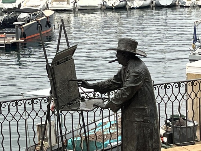 En hommage à Winston Churchill, Saint-Jean-Cap-Ferrat a installé cette statue sur un quai du port car le célèbre Premier ministre britannique fréquentait la Côte d'Azur et y a peint près de 150 toiles entre 1920 et 1965 (© PB) En hommage à Winston Churchill, Saint-Jean-Cap-Ferrat a installé cette statue sur un quai du port car le célèbre Premier ministre britannique fréquentait la Côte d'Azur et y a peint près de 150 toiles entre 1920 et 1965 (© PB)