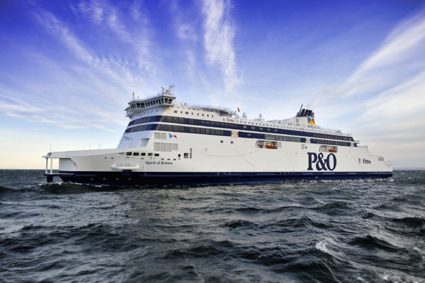 Le Spirit of Britain, navire mixte mis en service en 2011. Il relie Calais à Douvres en 90 minutes, et dispose de standards et d'équipements dignes de navires de croisière - Photo P&O