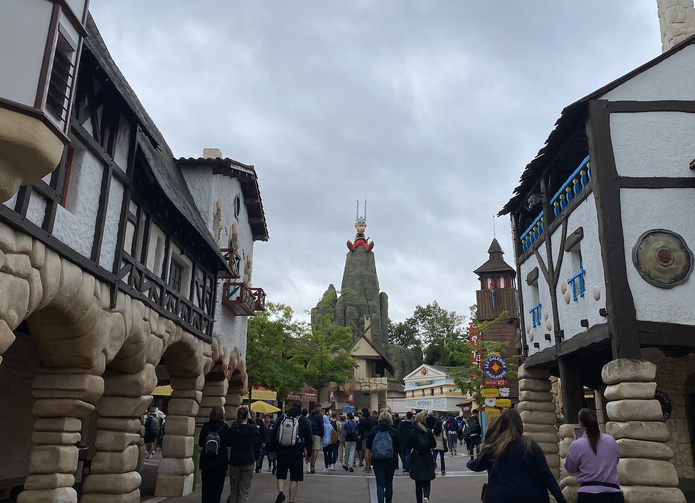 À partir de mi-mai 2025, le Parc Astérix élargira sa zone gauloise avec une nouvelle attraction inspirée de l'univers de Cétautomatix - ©AmeliaBrille À partir de mi-mai 2025, le Parc Astérix élargira sa zone gauloise avec une nouvelle attraction inspirée de l'univers de Cétautomatix - ©AmeliaBrille