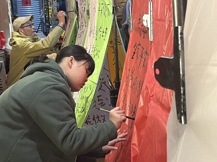 Ecrie ses voeux sur une lanterne avant de la lancer dans le ciel, une véritable gageure ! (© PB) Ecrie ses voeux sur une lanterne avant de la lancer dans le ciel, une véritable gageure ! (© PB)