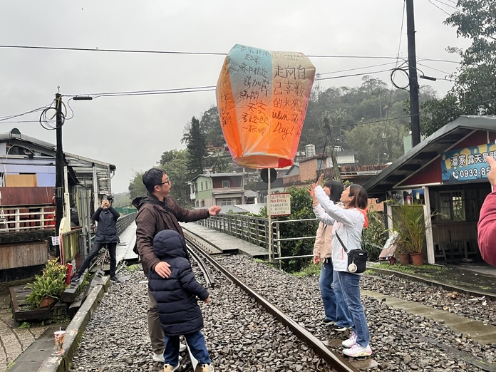 Le lancer de la lanterne, un exercice délicat tout autant que festif (© PB) Le lancer de la lanterne, un exercice délicat tout autant que festif (© PB)