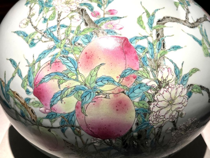 Vase du XVIIIe siècle au délicat décor de pêches datant de la dynastie Qing, exposé au Musée national du Palais à Taipei (©PB) Vase du XVIIIe siècle au délicat décor de pêches datant de la dynastie Qing, exposé au Musée national du Palais à Taipei (©PB)