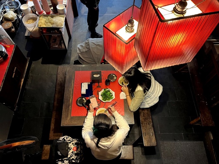 Dejeuner entre copines dans l'ambiance chaleureuse d'un petit restaurant (©PB)