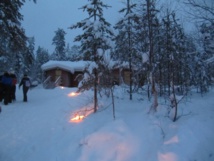 Au bout d'une heure, nous nous réchauffons près d'une ancienne maison de bûcheron - Photo : P.C. Au bout d'une heure, nous nous réchauffons près d'une ancienne maison de bûcheron - Photo : P.C.
