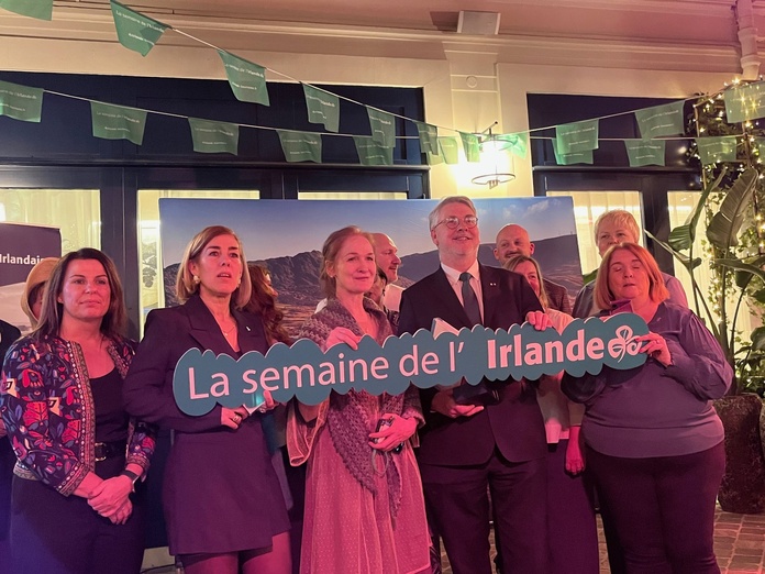 L'équipe de l'Office du tourisme irlandais à Paris autour de l'ambassadeur lors de la saint-Patrick à Paris (©PB)) L'équipe de l'Office du tourisme irlandais à Paris autour de l'ambassadeur lors de la saint-Patrick à Paris (©PB))