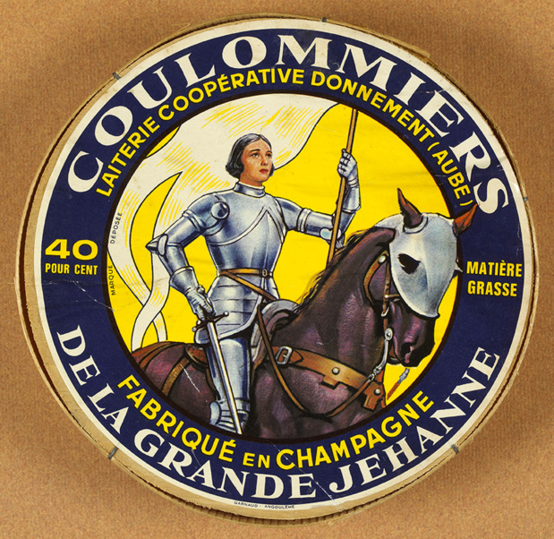 Boite de Coulommiers à l'effigie de Jeanne d'Arc (Collections Bibliothèque Municipale de Rouen) Boite de Coulommiers à l'effigie de Jeanne d'Arc (Collections Bibliothèque Municipale de Rouen)