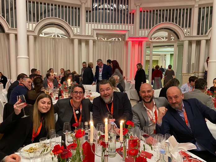 Bénédicte Richer (2e à gauche) en compagnie d'agents de voyage invités au GMT 2025 Bénédicte Richer (2e à gauche) en compagnie d'agents de voyage invités au GMT 2025