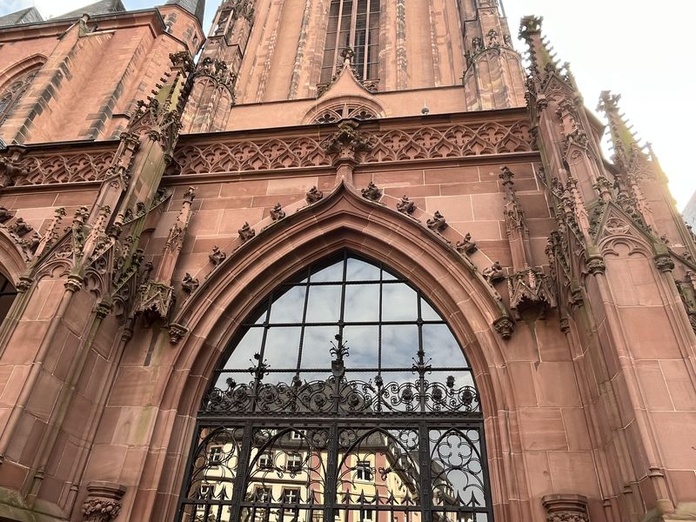 Détail de la façade de la collégiale saint-Barthélémy (©PB) Détail de la façade de la collégiale saint-Barthélémy (©PB)