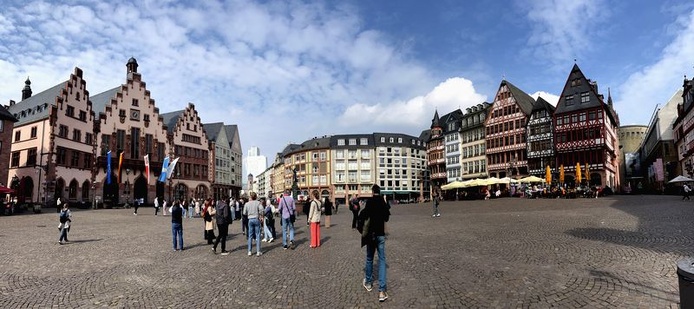 La vaste place Römerberg accueille depuis des siècles foires et marchés de Noël (© PB) La vaste place Römerberg accueille depuis des siècles foires et marchés de Noël (© PB)