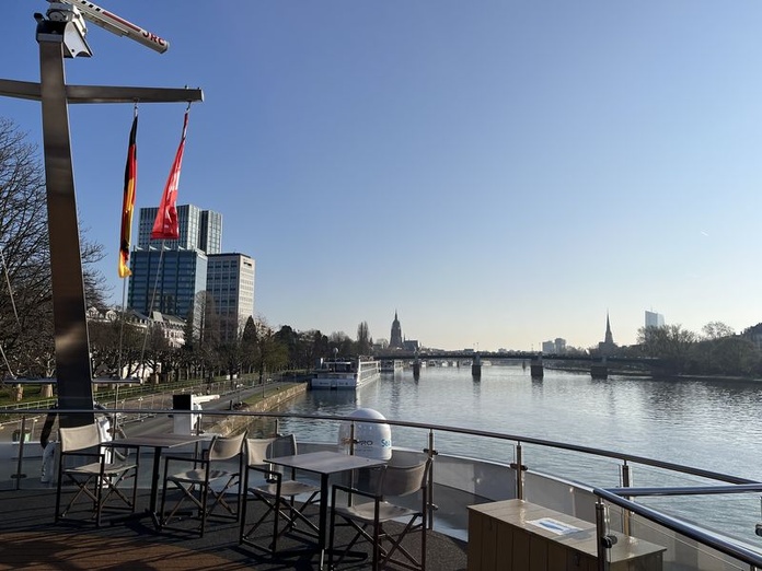 Traversée de Francfort en bateau de croisière (© PB) Traversée de Francfort en bateau de croisière (© PB)