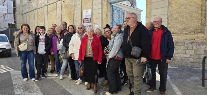 Les plaignants devant le tribunal de Saint-Omer - Photo CC