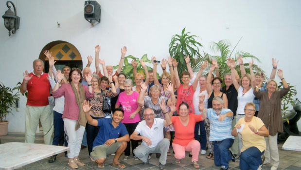 Les "Médocains" en voyage au Mexique. Bertrand Braure est au dernier plan levant haut les bras. Les "Médocains" en voyage au Mexique. Bertrand Braure est au dernier plan levant haut les bras.