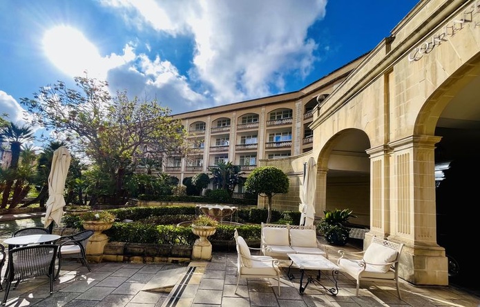 Le Corinthia Palace s'ouvre sur des jardins et des jets d'eau (© PB)