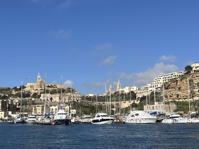 Arrivée sur Gozo, en bateau. En haut à gauche, la citadelle fortifiée de Victoria (© PB)