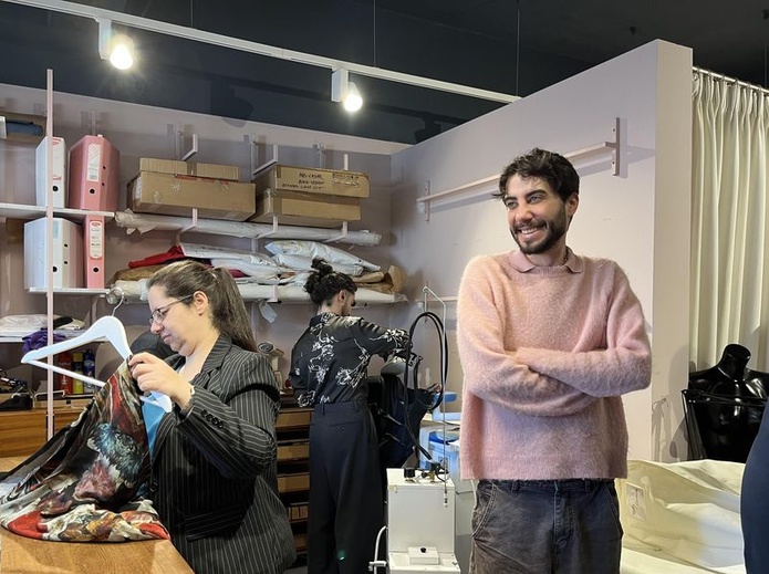 Le styliste Luke Azzopardi dans son atelier (© PB)