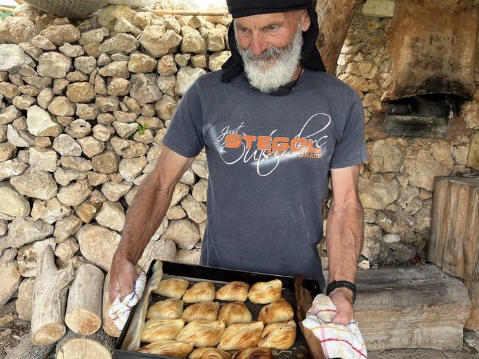 Les pastizzi sont des chaussons de pâte feuilletée fourrée de ricotta ou de purée de pois - Photo PB Les pastizzi sont des chaussons de pâte feuilletée fourrée de ricotta ou de purée de pois - Photo PB
